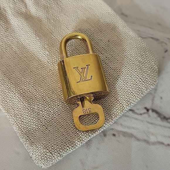 LV lock and key #318 great condition louis vuitton gold - Picture 1 of 4